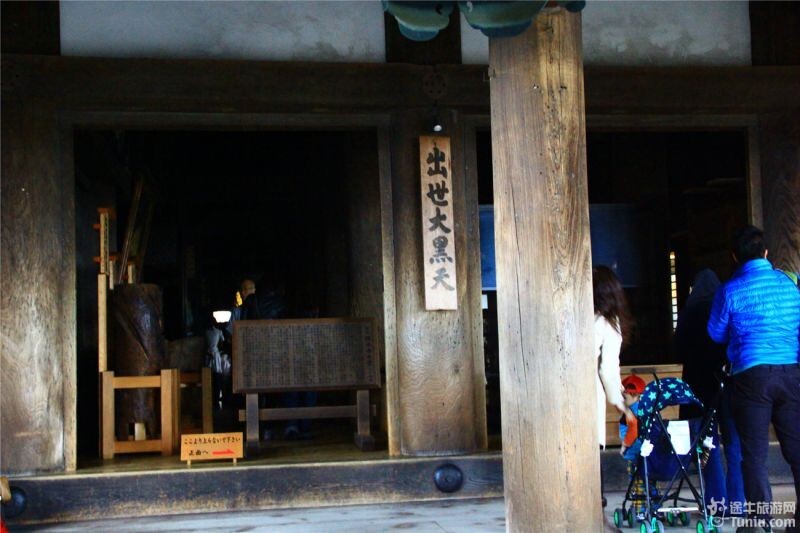 主殿旁边供奉着的"出世大黑天",就是财神.
