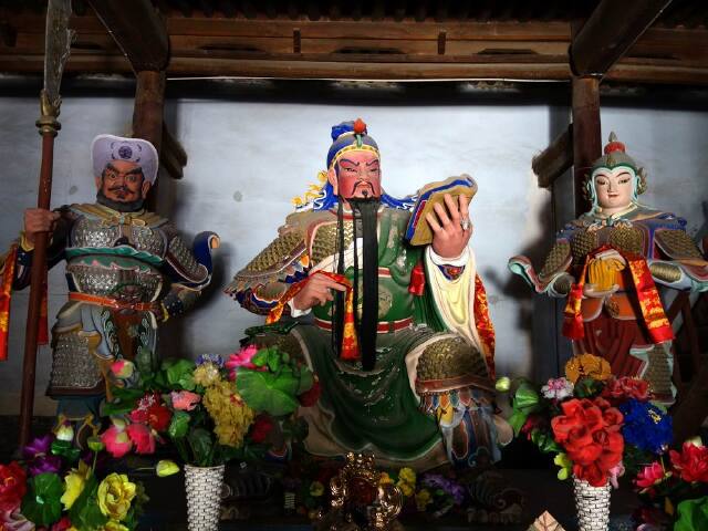 春秋楼内的关羽和关平,周仓塑像