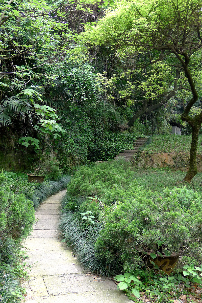 公園小景:曲徑通幽,名人題刻圖為清白亭,清白泉和《清白堂記》石刻