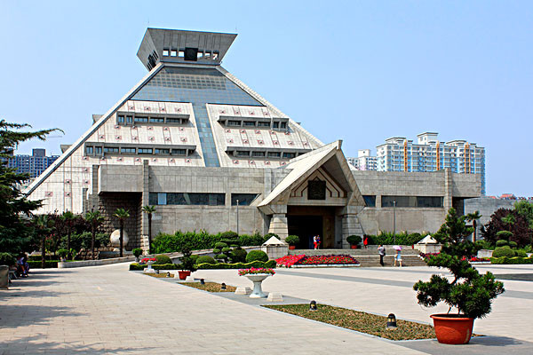 館鎮館之寶簡介_河南博物館建築特色介紹_河南博物館蓮鶴方壺藏品介紹