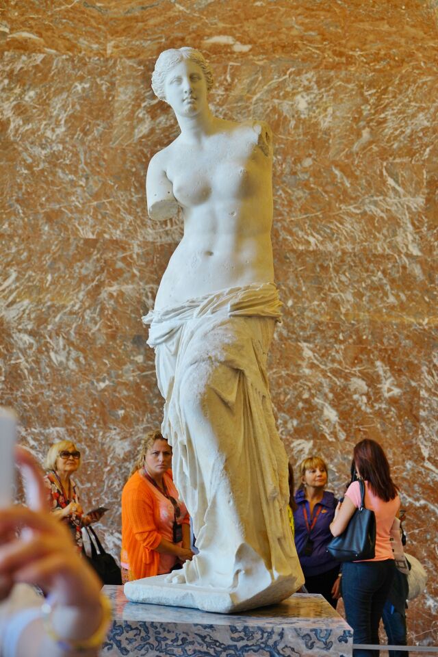 卢浮宫镇馆之宝之二——萨姆特斯拉的胜利女神雕像,头和手臂已丢失.