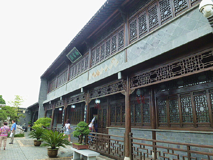 故居整个建筑群分为8个展区,分别为正宅东进,正宅中进,正宅西进,民俗