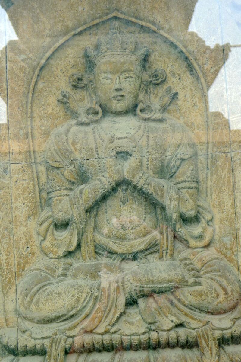 图为塔身上雕刻的诸佛佛像图为金刚宝座塔后面的墙上镶嵌着的《须弥山