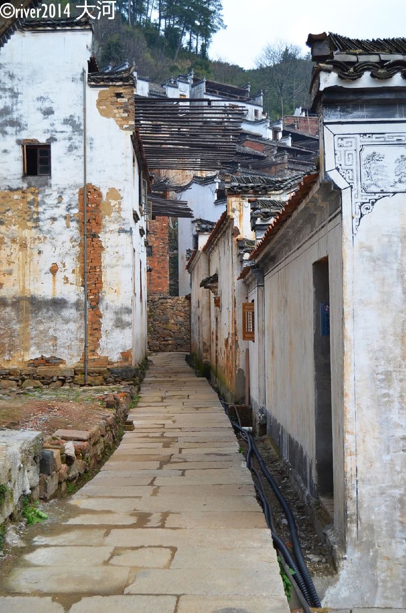 从村子下山,处处都是狭长曲折的小巷,两旁的老房子