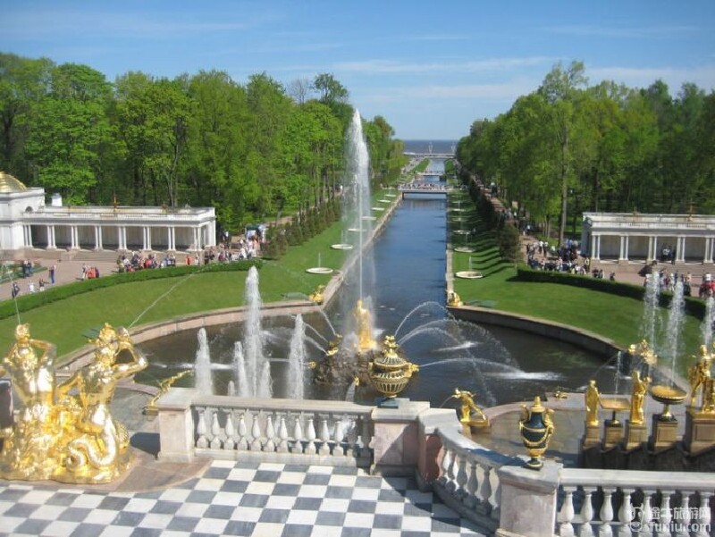 图57)夏宫外气势恢宏的纯金雕像喷泉