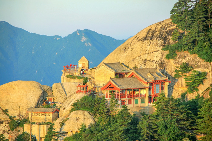 貼士:如果在華山上住最好選擇住在東峰飯店,看日出方便,當然即便糜行