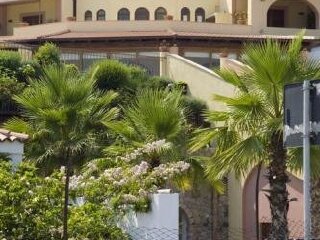 特利托尼利帕里酒店