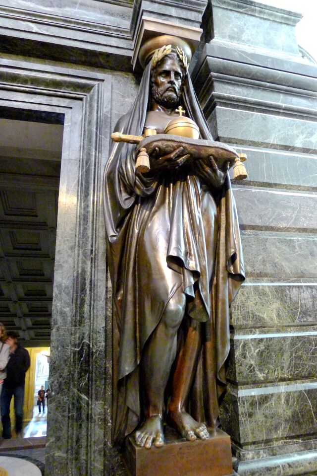 站立在地宫墓道门两侧的守护神雕像