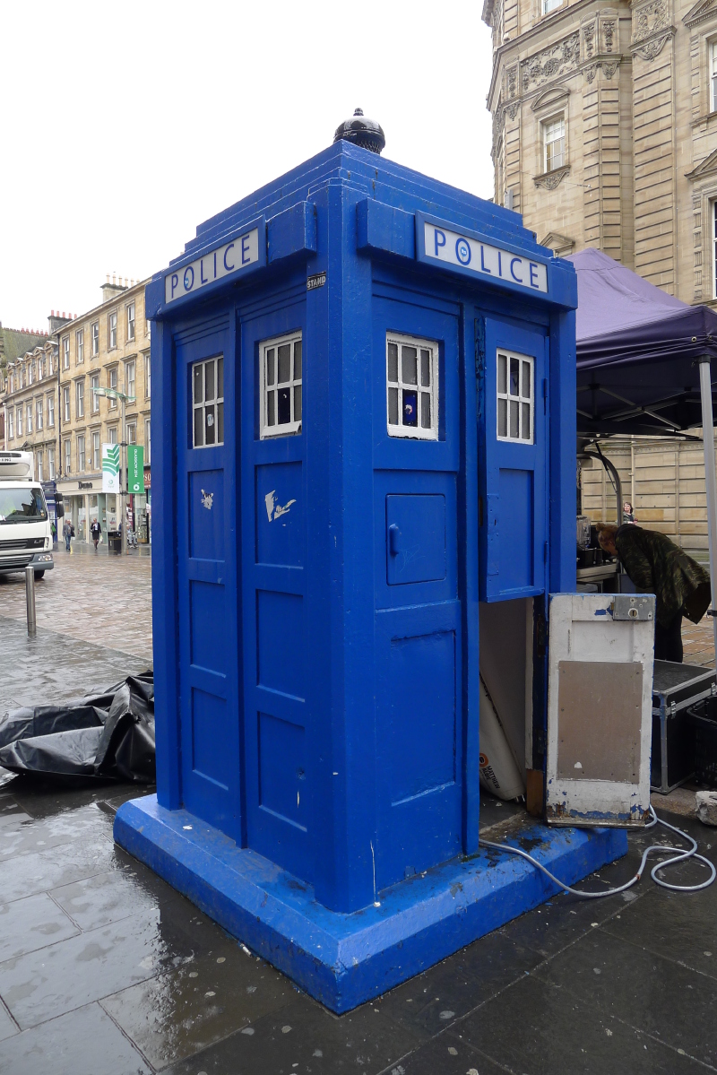 警亭里没有人,似乎正在维修,摄于格拉斯哥街头——   全篇完