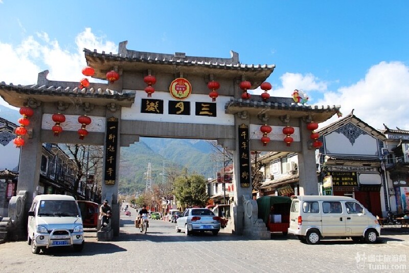 我们从三月街对面的这里穿过就进入大理古城了