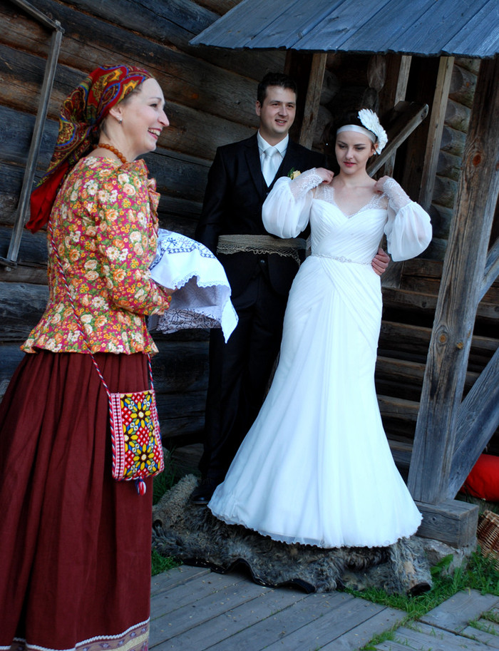 其实俄罗斯人传统婚礼简朴大方,不攀比,不奢侈,不斗富