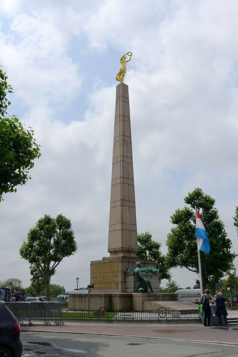 照片显示前面的纪念碑即座落于宪法广场上,后面的尖顶建筑