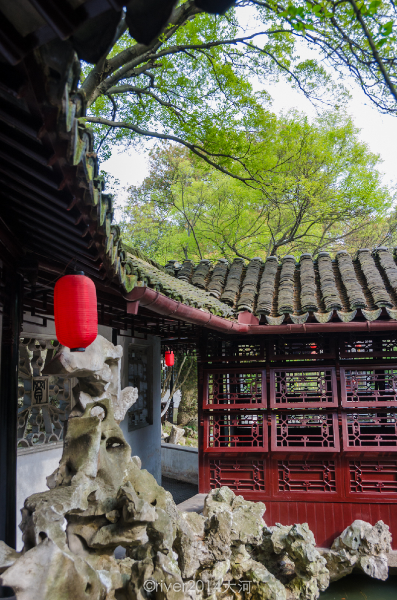 从高处俯瞰整个花园,亭台楼阁大小不一,高低错落,完美的融合在一起.