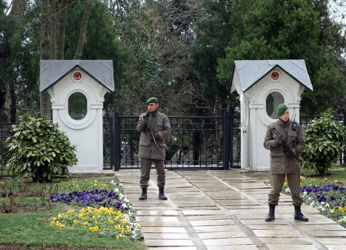 托普卡泊老皇宫的第一道大门有荷枪实弹的军人守卫,但是不收门票.