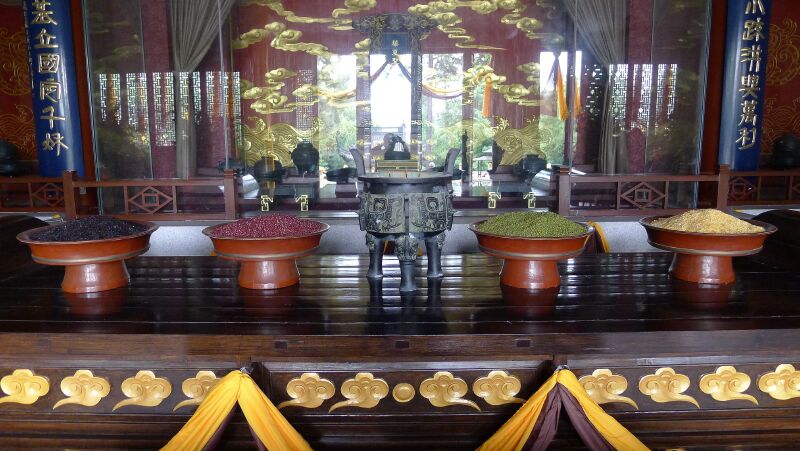 上面一组照片显示的是享殿的偏殿,现为石刻石碑