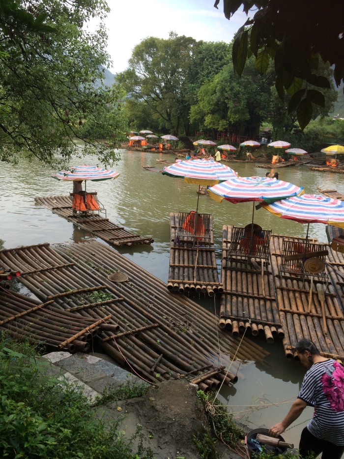 一排排竹筏撑着小伞像绅士般在湖面上静静等待着光临它的游客们.