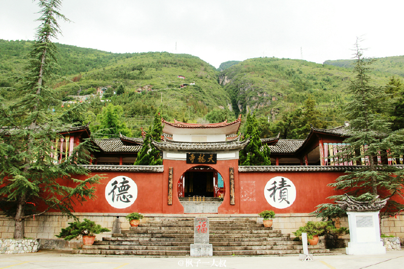 天龙洞景区位于大理苍山第一峰—云弄峰山麓,由天龙洞,天龙寺,上够è