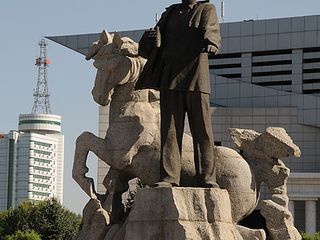 王震将军雕像