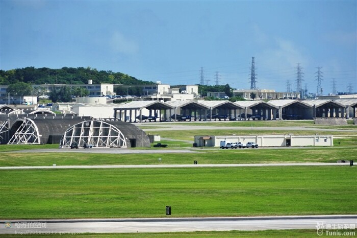 机窝里装着什么飞机?太远了,看不清.