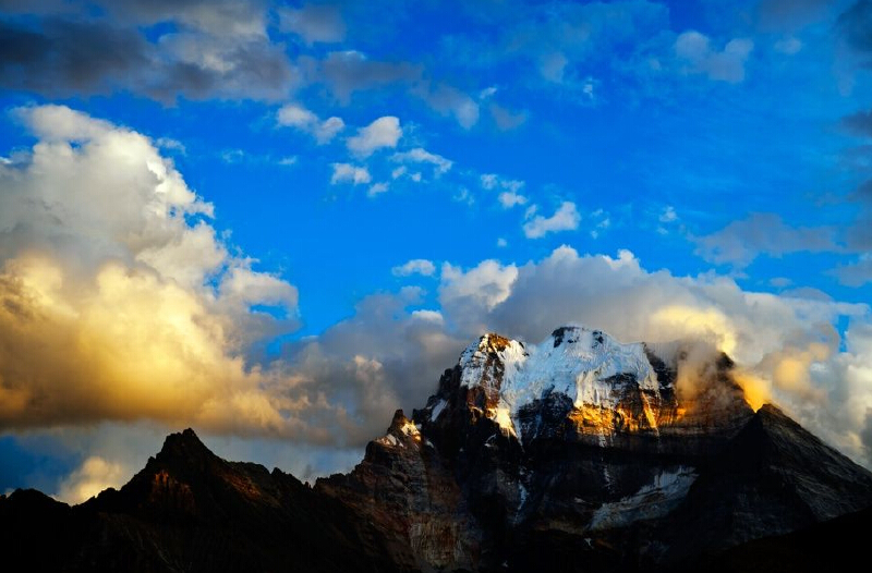 仙乃日似大佛,慈善安详,温馨平和:一,稻城亚丁介绍:被誉为蓝色星球上