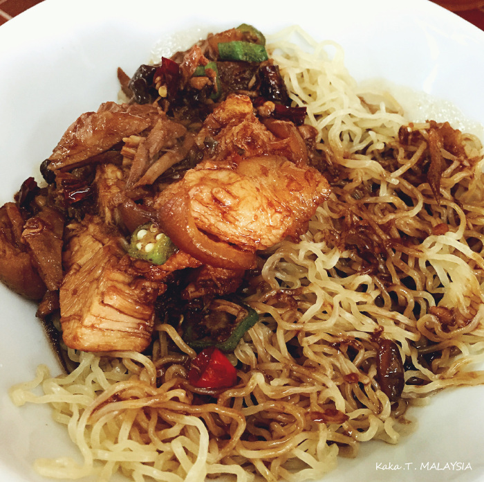 这道叫肉骨茶干捞面,好吃到想流泪的面,弹性不差日式面,酱汁混合茶香