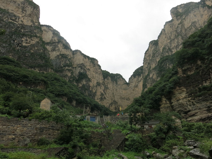 后静宫前面的山,绕过这座山就是西莲