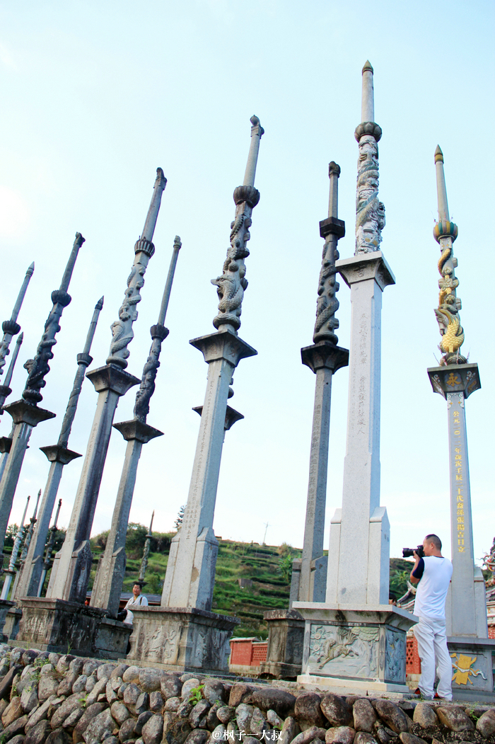 庙前广场竖立着19根"永怀父恩"的石旗杆.