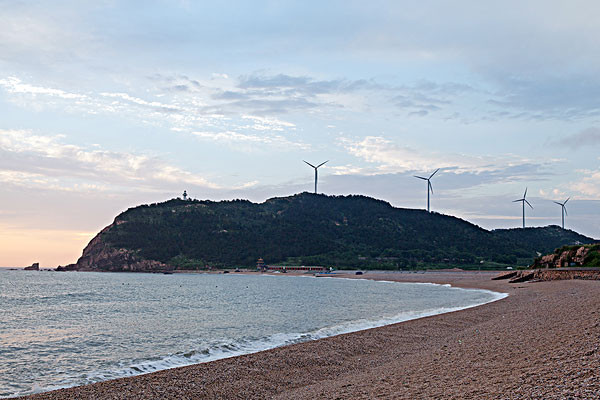 长岛是烟台附近海域一座世外仙境般的美丽海岛,其如画的风景吸引了