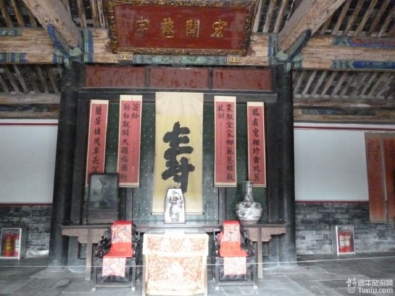 这是孔府典型的摆设"东瓶西镜"一边是一个