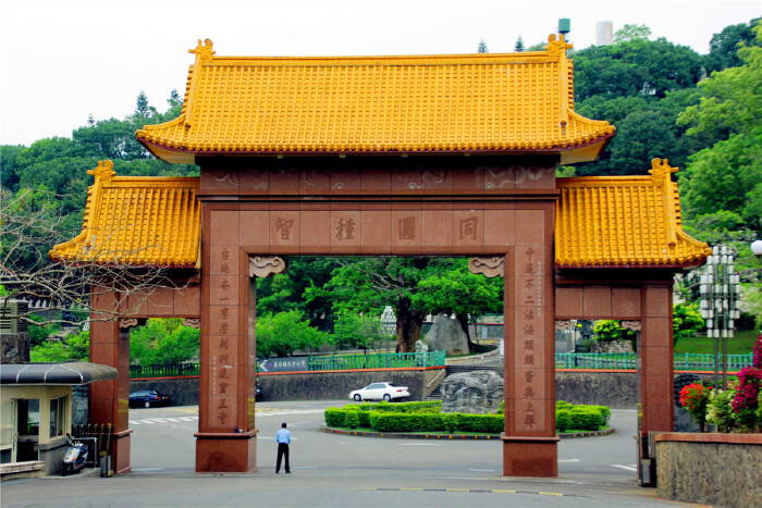 这座三门牌坊才是禅寺的山门.