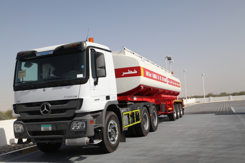 中途在加油站休息,大爱他们的奔驰油罐车,雄壮!