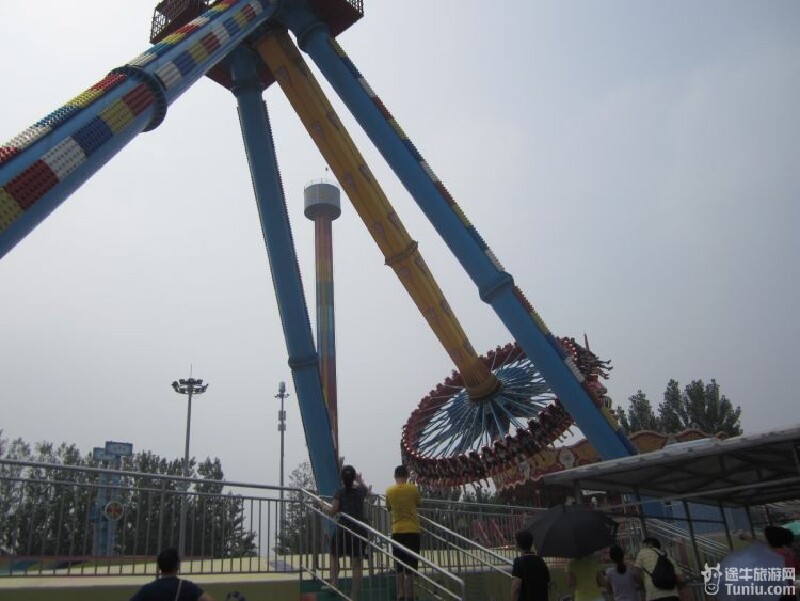 共玩了12个项目,有自由落体,旋风飞椅,飞舟冲浪,天外冲刺,悬挂过山车