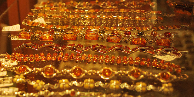 爱沙尼亚是著名的琥珀产区,所以在城市内能看到很多售卖着镶嵌琥珀的