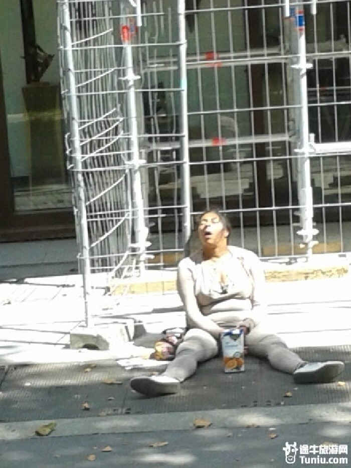 在路上拍到的一个流浪女汉子在街边那么恣意地睡着,睡姿太霸气了.