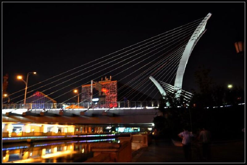 楚河上的四座跨河大桥与汉街交相辉映.