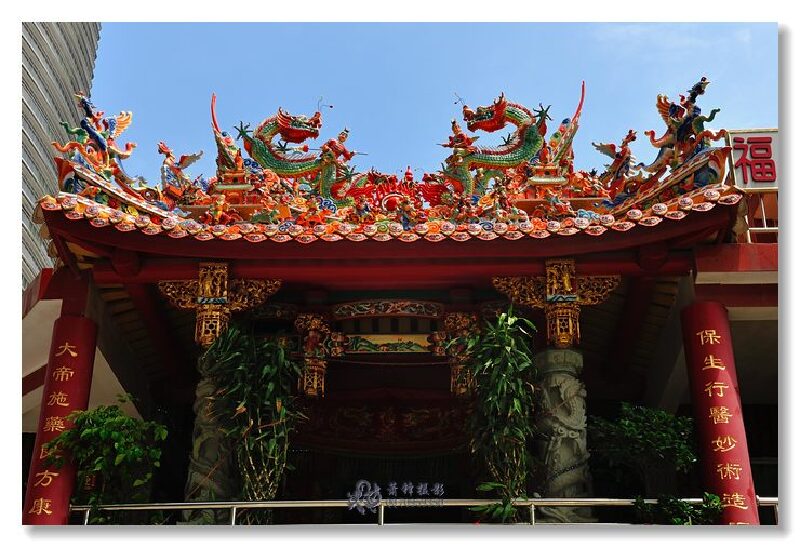 酒店旁是充满民族特色的福寿宫,中西文化在这里交融.