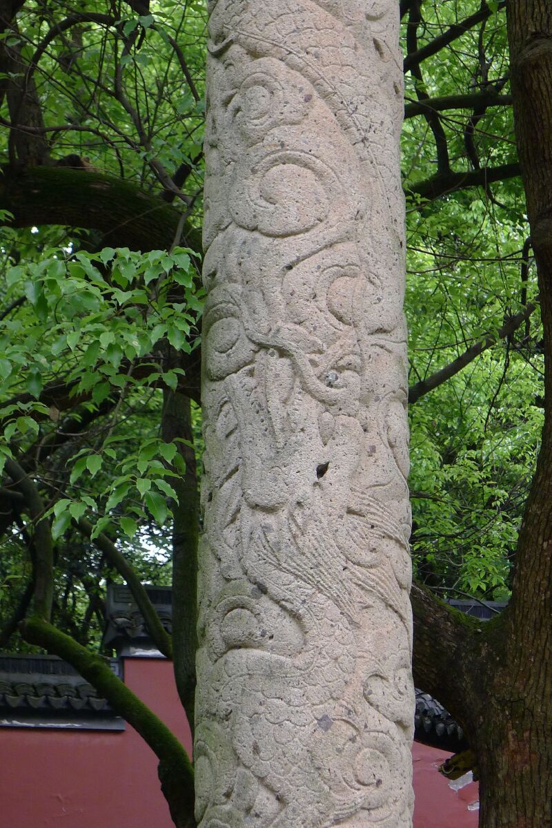 图为在清白堂两侧的华表及华表柱上雕刻的精美图案