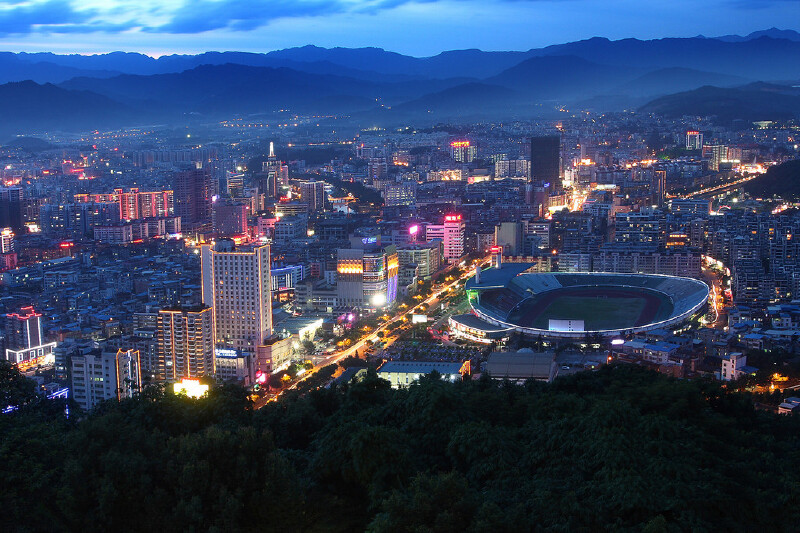 在栈道上空气很好,远离了些许城市的喧嚣,可以环看到龙岩城的夜景