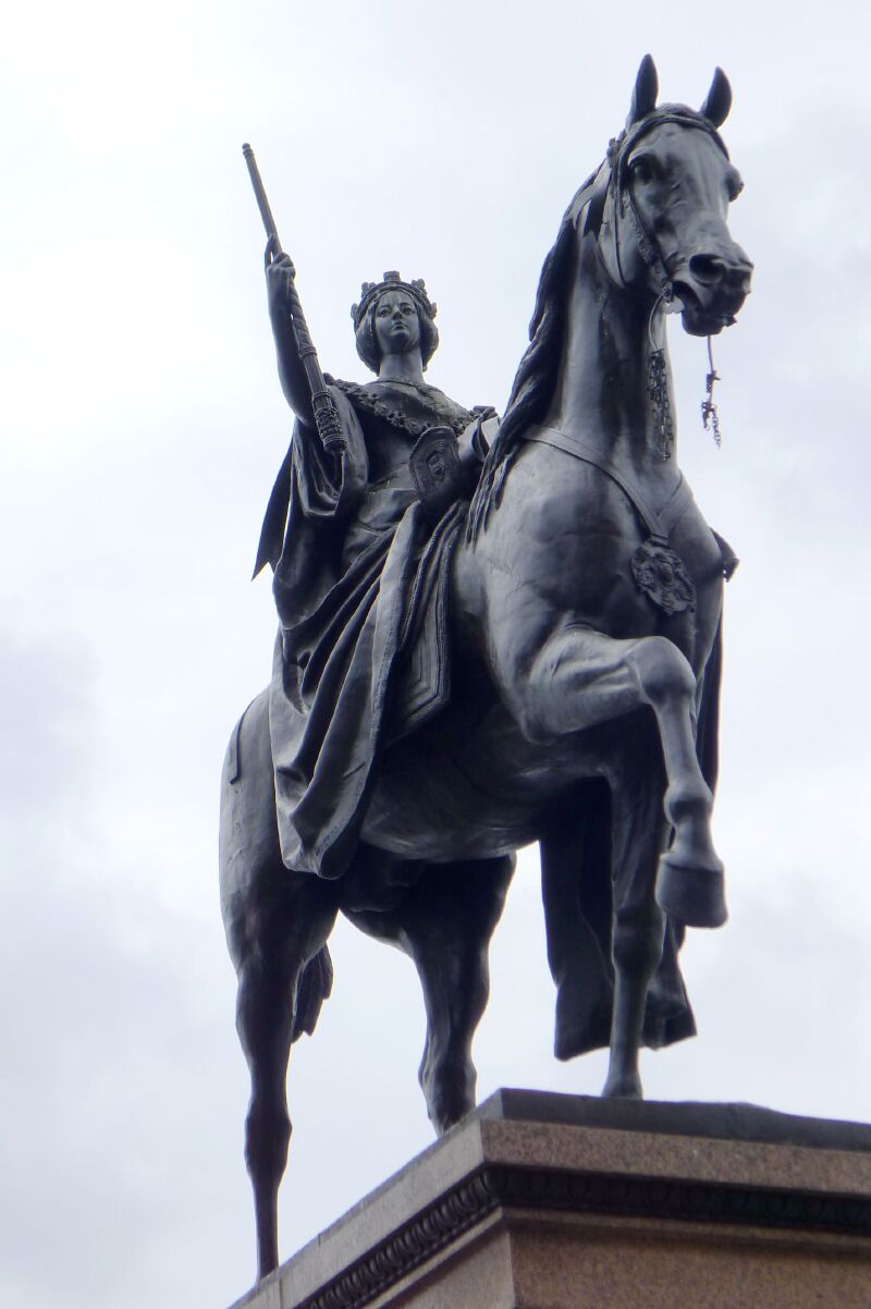 塑像及其塑像基座四面的铜雕(维多利亚女王之夫)詹姆斯 · 瓦特(james