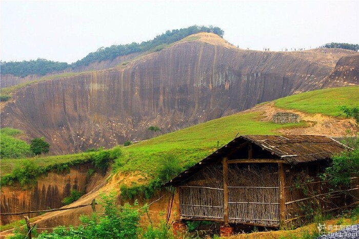jpg   山麓的草棚是一个羊圈.后面的山体已露出丹霞