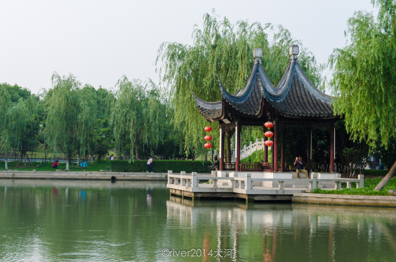 湖边的小亭子,到了晚上灯光开放的时候非常