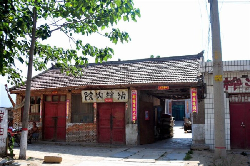 老式房子在县城的边缘较为常见.