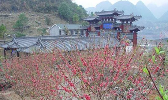 辽宁朝阳桃花山景区位于辽宁省朝阳市北票市桃花吐镇,由桃花山,桃花寺