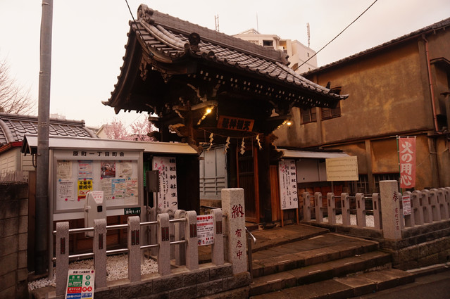 早稻田以南牛入柳町地鐵站以北居民區內的神社