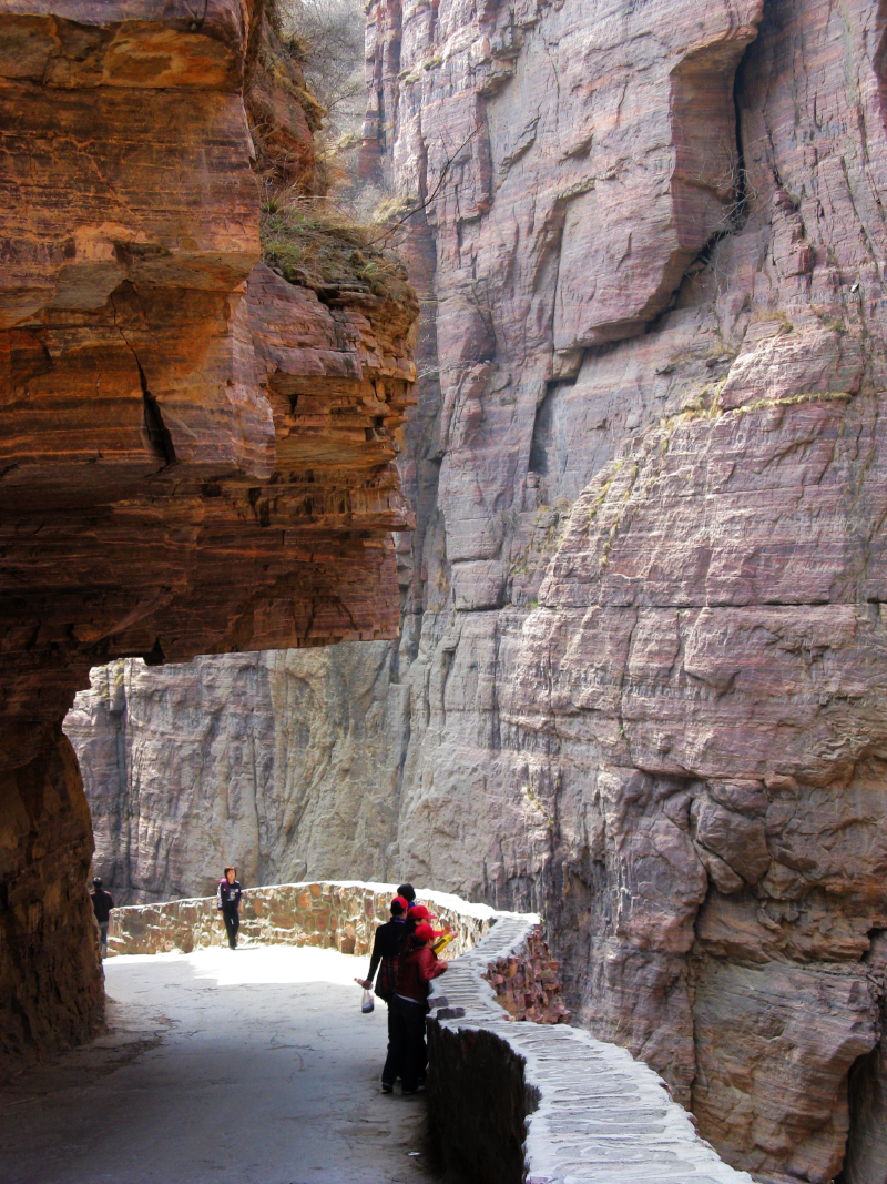 这一个个的小洞口,好象有二个作用