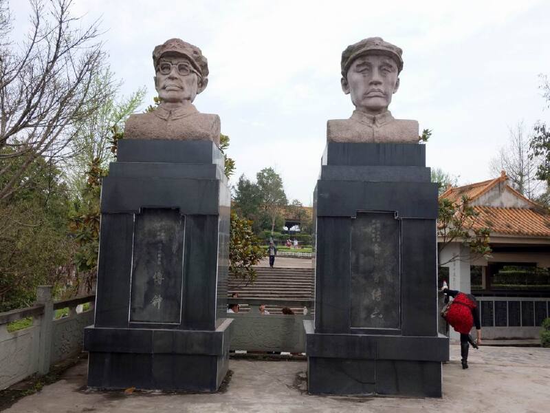   傅钟,曾传六的纪念像