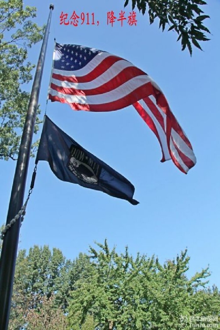 为纪念911,到处都降半旗.