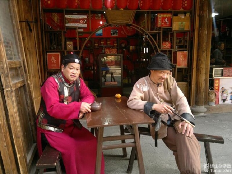 街上的孔乙己,带着眼镜,抄着手,一副老学究