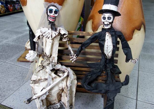 这是一对大骷髅夫妇