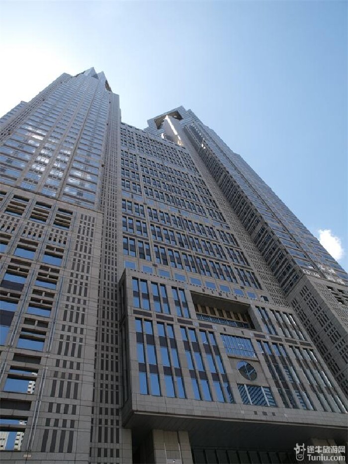 建议先去东京都市政厅,坐电梯上到顶层观光层.东京,净收眼底